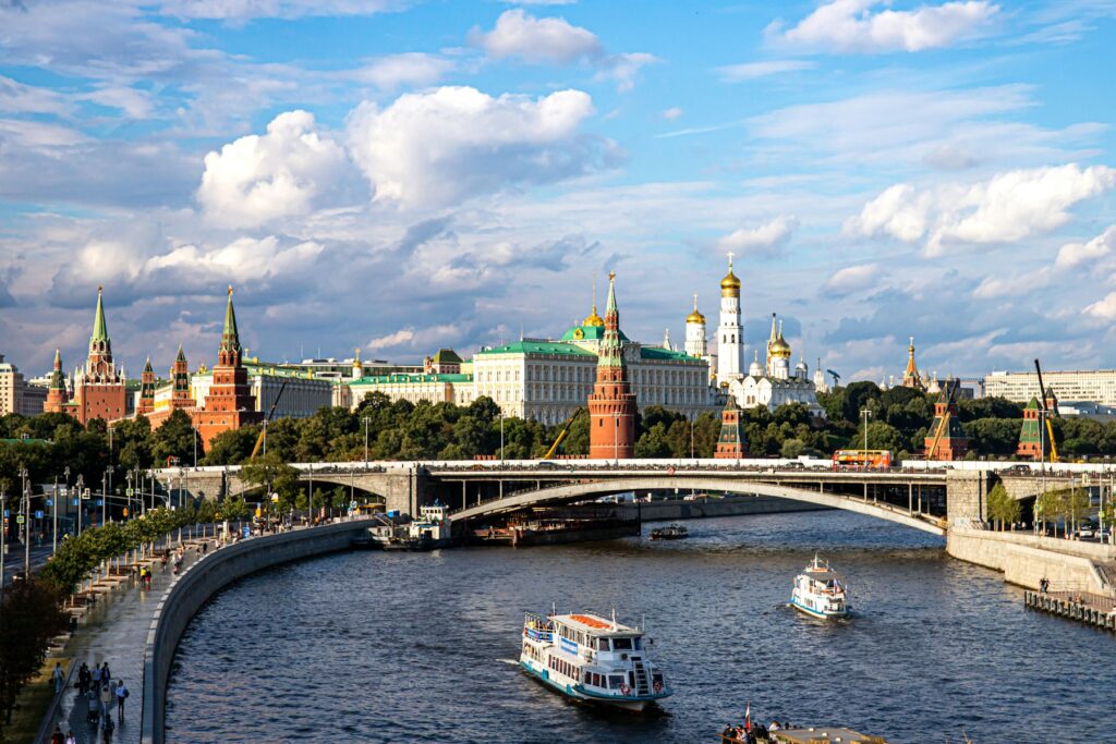 Moskva River and Kremlin — photo by Viktor SOLOMONIK / Unsplash